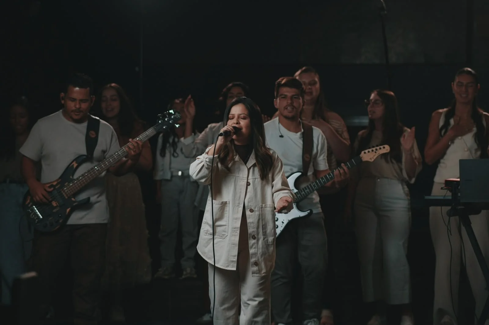 Débora Greyce lança clipe da canção "Sopra em Mim", gravado na IEQ Sede