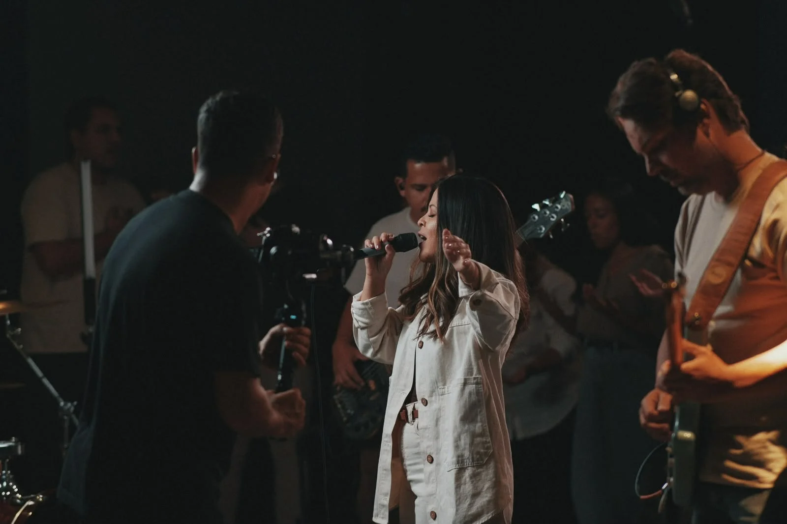 Débora Greyce lança clipe da canção "Sopra em Mim", gravado na IEQ Sede