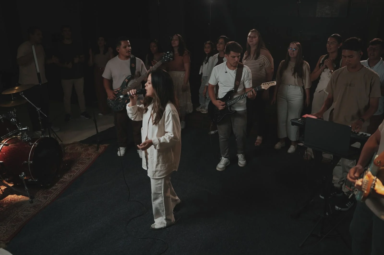 Débora Greyce lança clipe da canção "Sopra em Mim", gravado na IEQ Sede