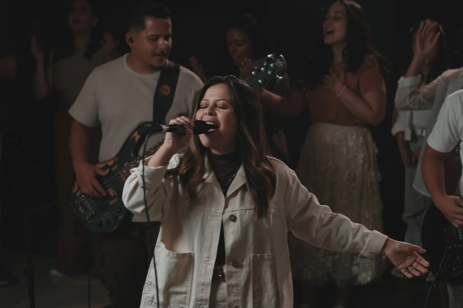 Débora Greyce lança clipe da canção "Sopra em Mim", gravado na IEQ Sede