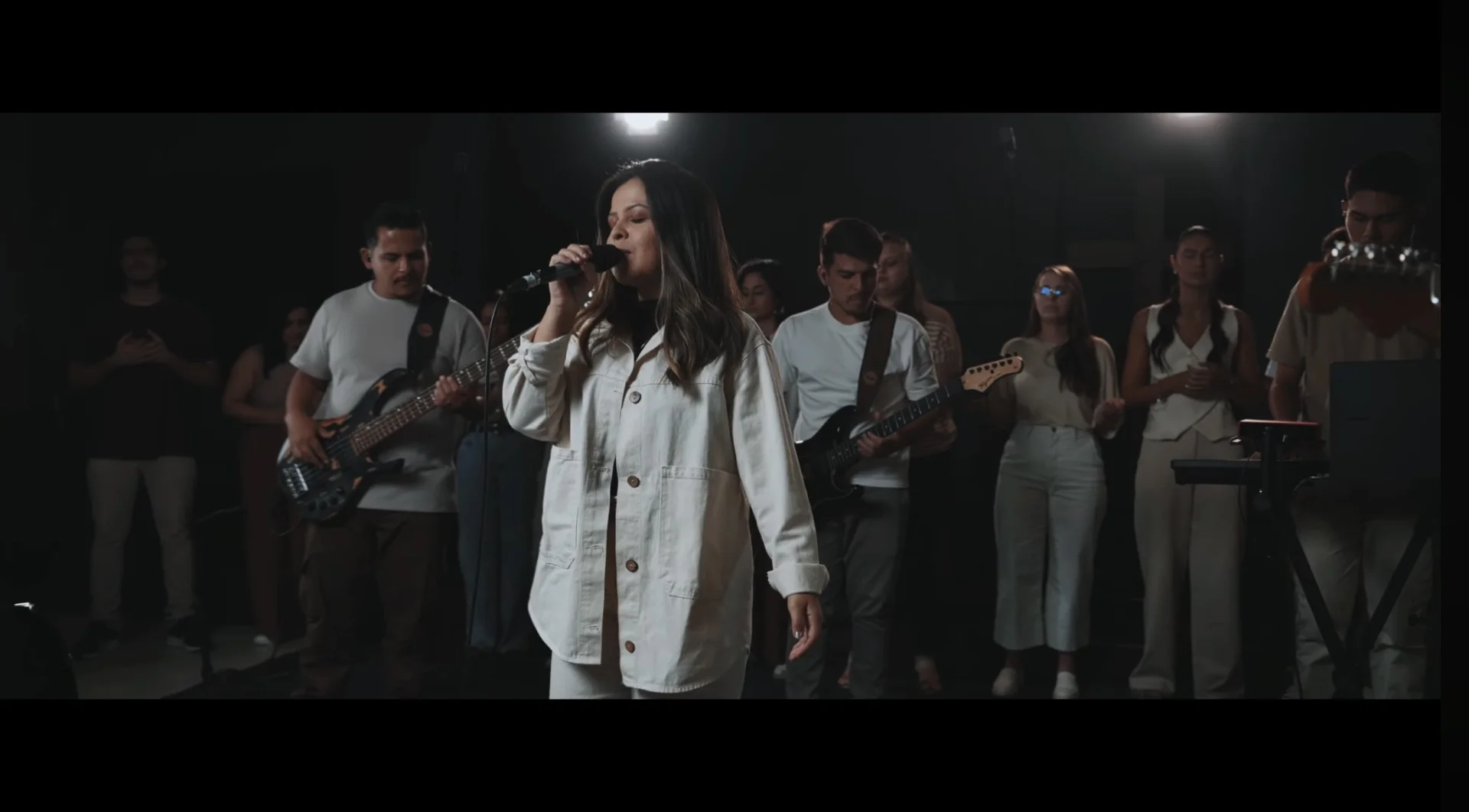 Débora Greyce lança clipe da canção "Sopra em Mim", gravado na IEQ Sede